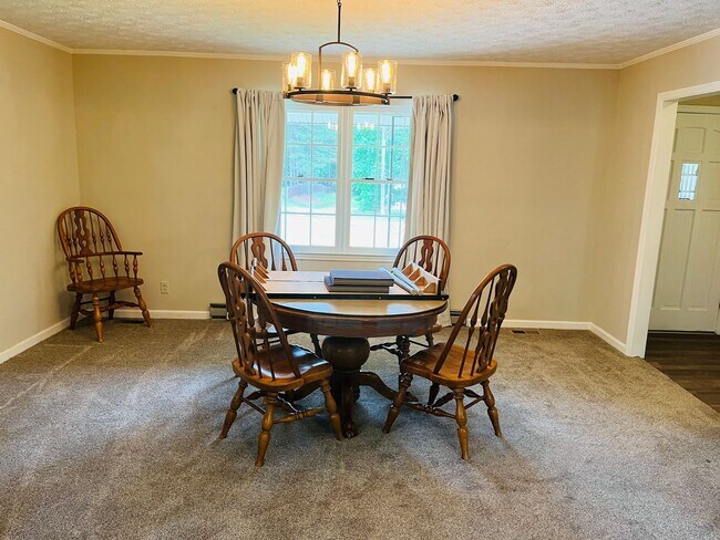 Foto del edificio - Renovated countryside 4 bedroom 2 bathroom...