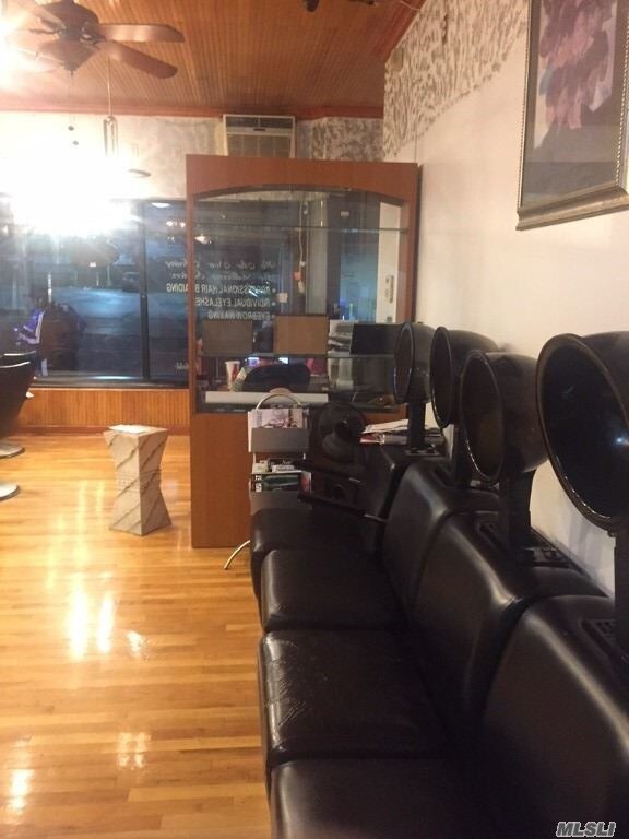 Foto del edificio - 216-15 Linden Blvd
