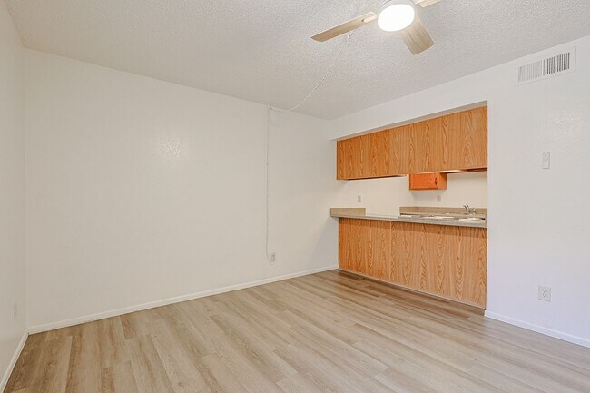 Building Photo - Value priced in North Phoenix!