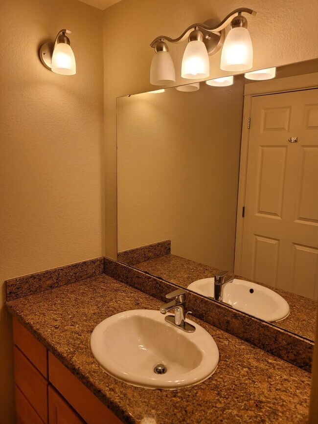 Foto del edificio - 2 Bed 1 Bath Condo Sunset Pointe
