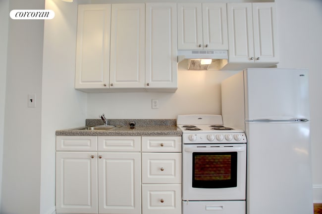Building Photo - 304 W 30th St