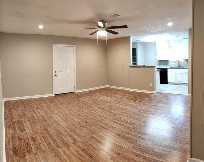 Foto del edificio - 3719 Westhampton Dr