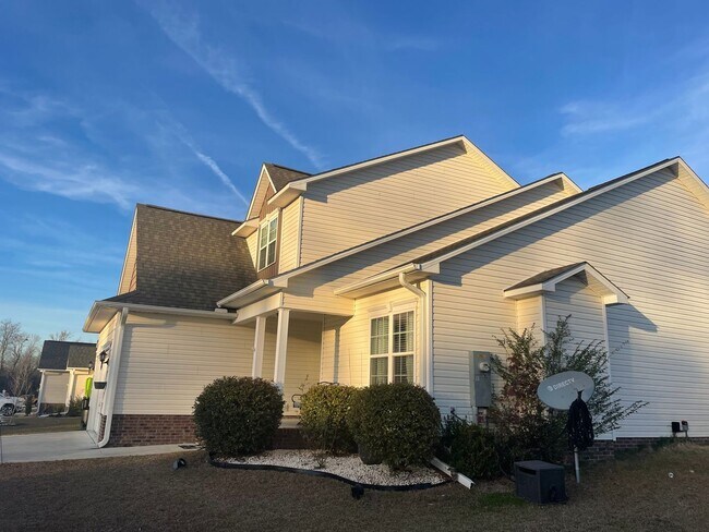 Foto del edificio - 3 Bedroom 2.5 Bathroom home located in Rogers Farm in Hubert!