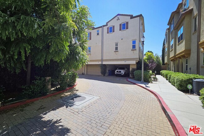 Foto del edificio - 7245 Maple Rd