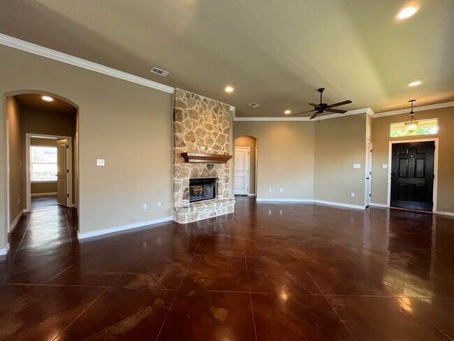 Foto del edificio - Single Family Home:  4 bedroom, 2 bath
