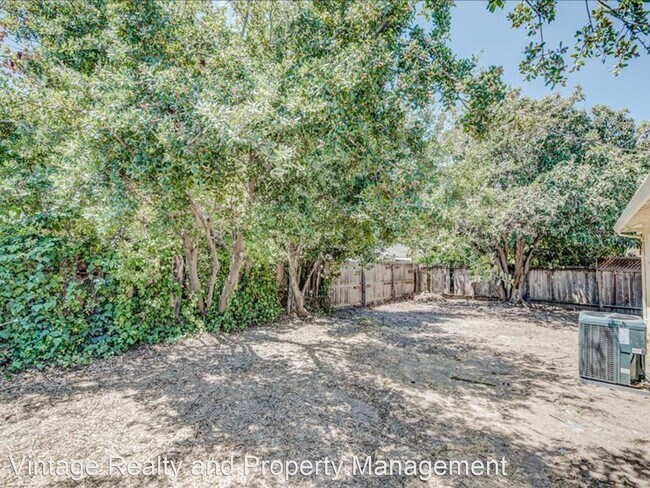Building Photo - 3 br, 1 bath House - 1600 W. Locust St.