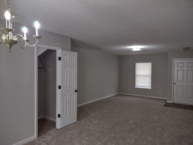 Building Photo - GREAT Four Bedroom Home Located in the Sum...