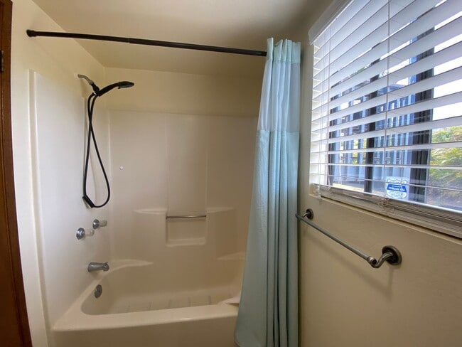 Building Photo - Unfurnished 2 bedroom. 1 bath downstairs u...