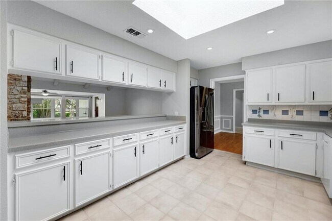 Building Photo - 10501 Spicewood Pkwy
