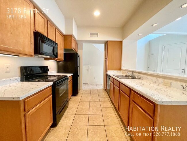 Building Photo - 3 bed/3 bath townhome in Miramonte! Large ...