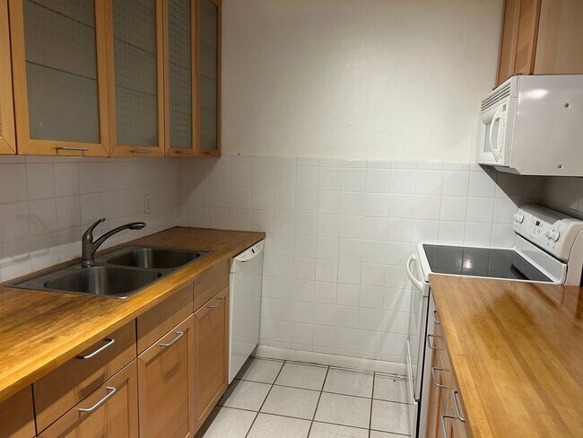 Foto del edificio - Walk to Campus from your Downstairs Flat