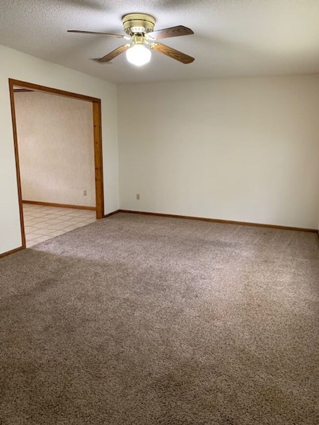Building Photo - 2312 Pineview Dr
