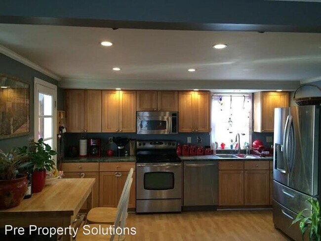 Building Photo - 3 br, 1.5 bath House - 10 Newton Avenue