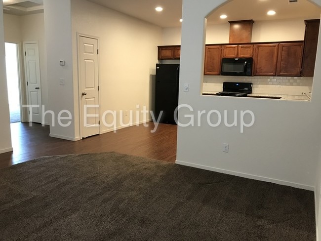 Building Photo - Like new duplex! Middle unit available!