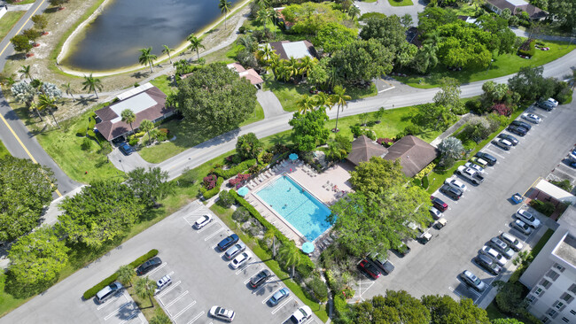 Building Photo - 3050 N Palm Aire Dr