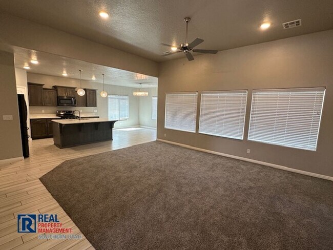 Foto del edificio - 4 Bedroom in near Crimson Cliffs
