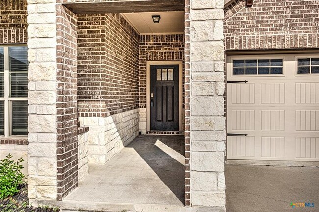 Building Photo - 5101 Primavera Ln