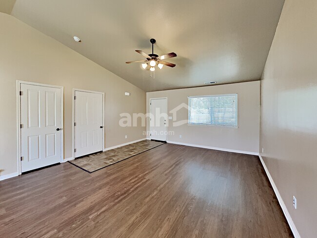 Foto del edificio - 468 Melling Way