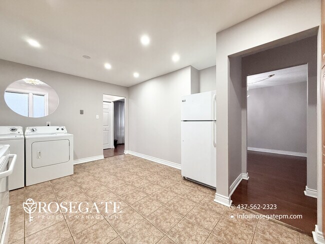 Photo du bâtiment - Spacious 3-Bedroom Semi-Detached Home in Scarborough with Parking & Backyard
