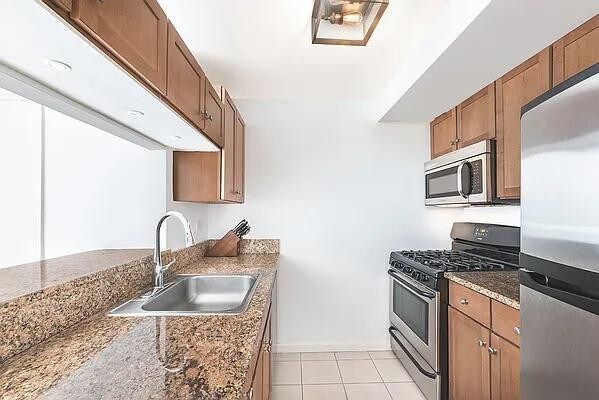 Building Photo - 520 W 23 St