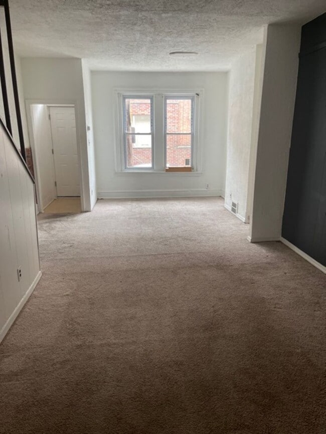 Great 2 bedroom available NOW! - Great 2 bedroom available NOW! House