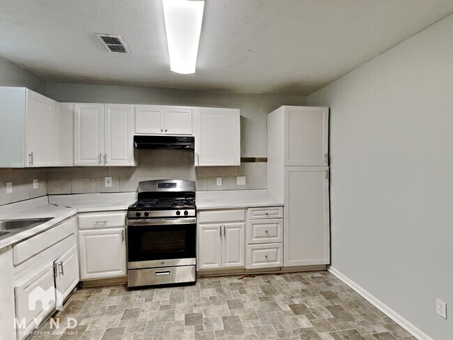 Foto del edificio - 8275 Brittany Ln