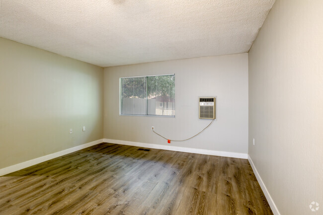 1BR, 1BA - 650SF - Hidden Oaks