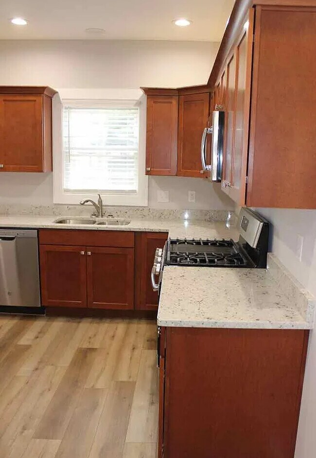 Foto del edificio - 2240 N Kenwood Ave