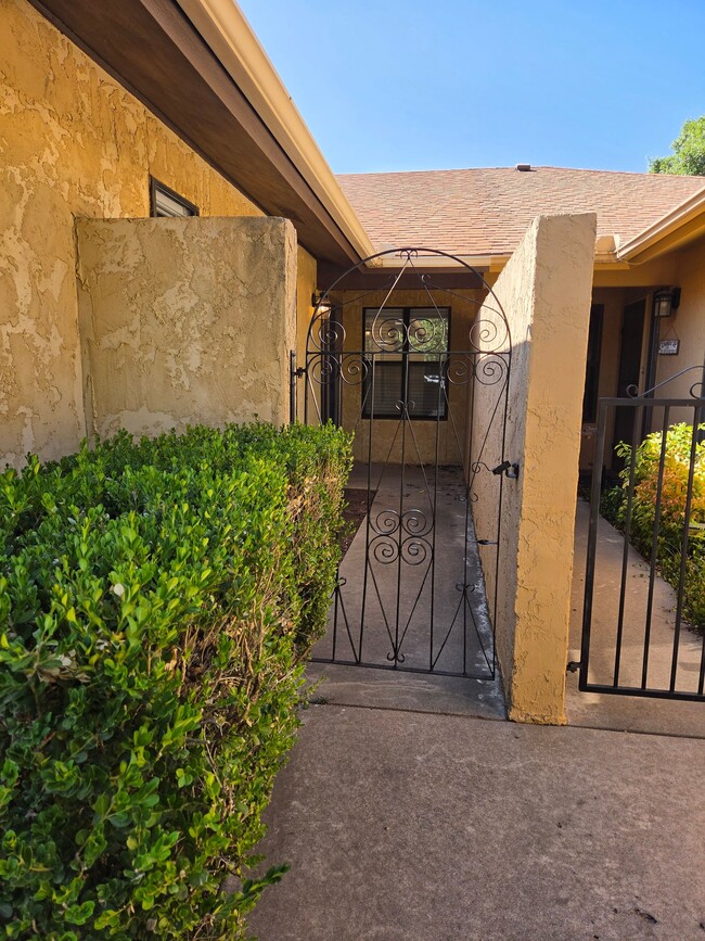 Building Photo - 2221 Valleyview Blvd