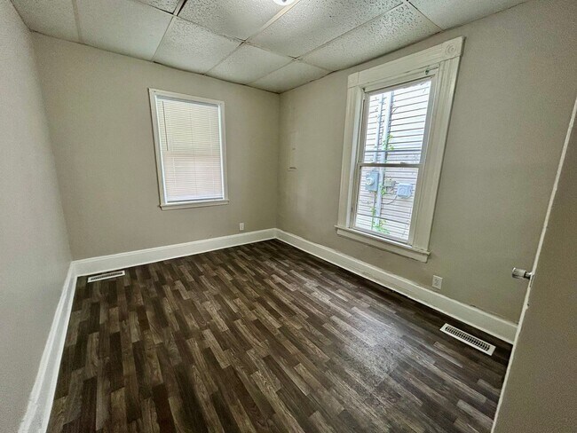 Building Photo - 3 Bedroom Available!!