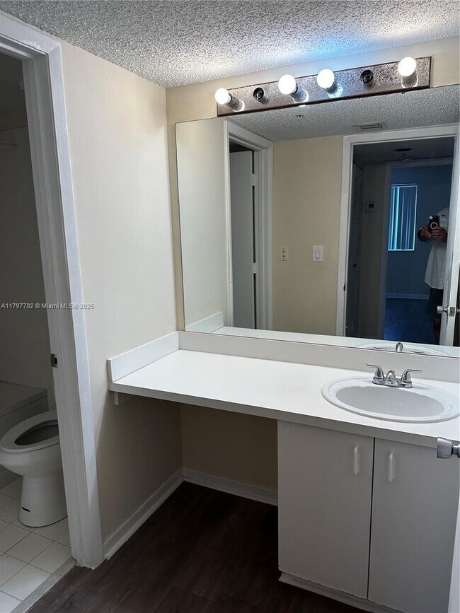 Foto del edificio - 791 N Pine Island Rd