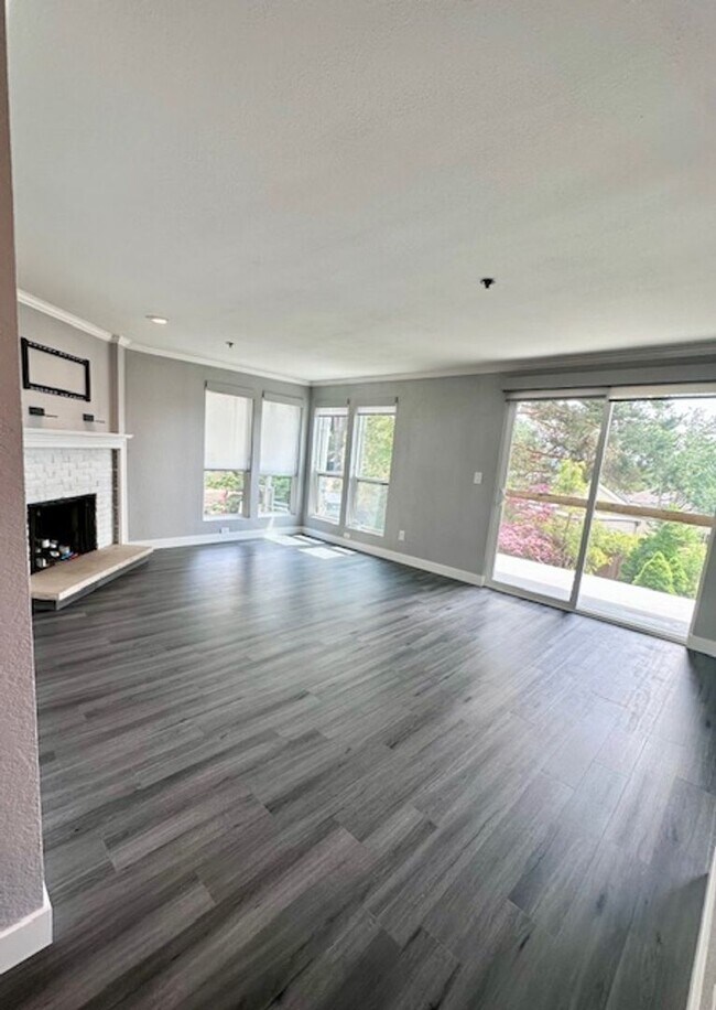 Building Photo - Bright and Spacious 2 bedroom Condo with W/D!