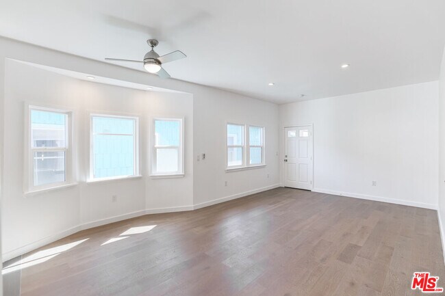 Foto del edificio - 31 Breeze Ave