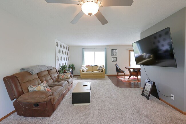 Foto del edificio - Spacious 4-Bedroom Home with Pond Views & Private Backyard