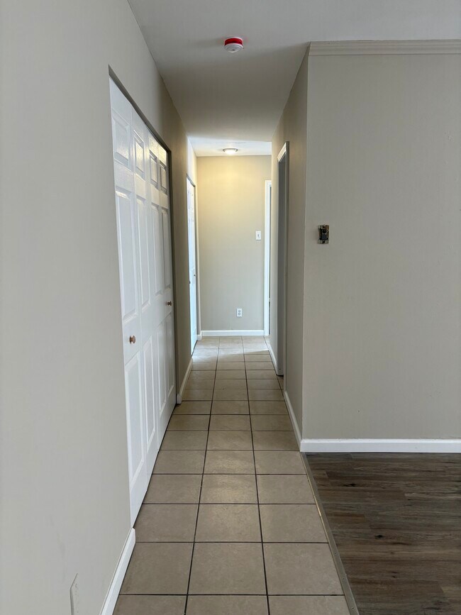 Foto del edificio - 7571 Hazelcrest Dr