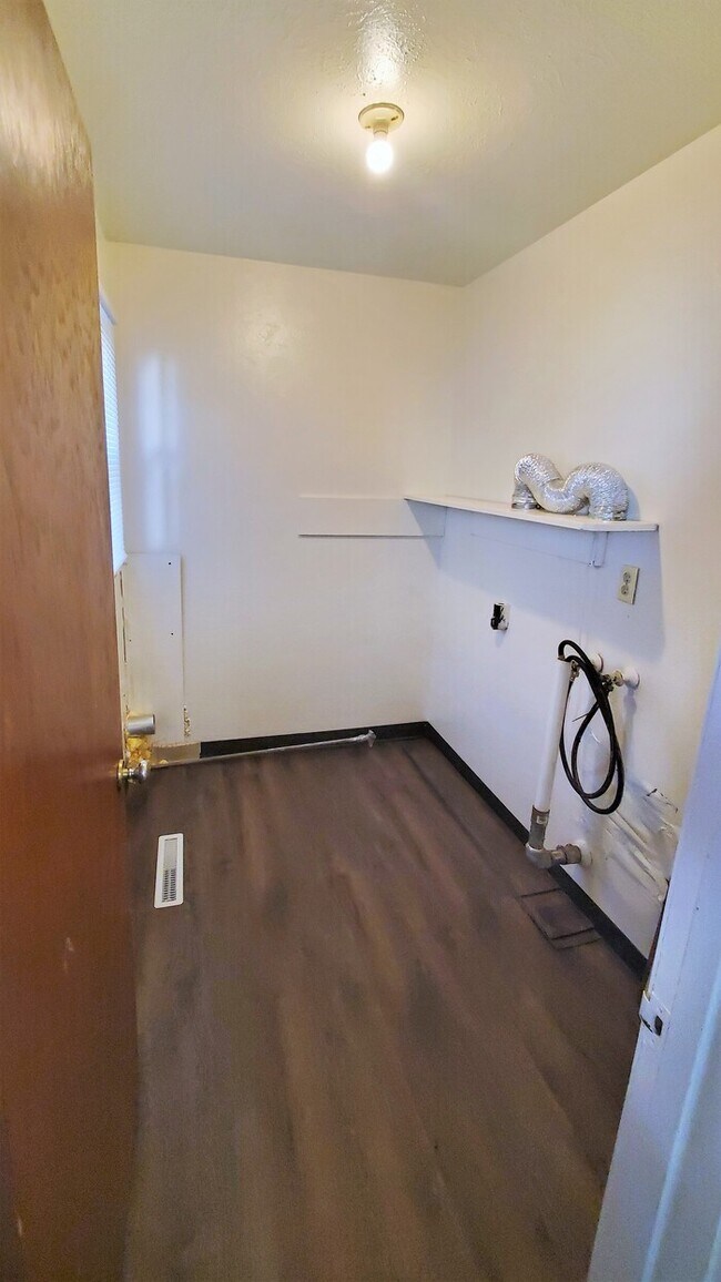 Foto del edificio - $895 | 2 Bedroom, 1 Bathroom HOUSE | PET F...