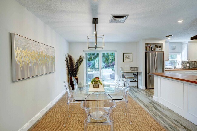 Foto del edificio - Coastal Escape: Off-Season Serenity Near the Beach – No HOA, Fenced Yard!