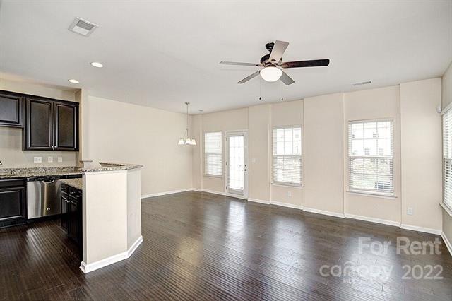 Foto del edificio - 2704 Silverthorn Dr