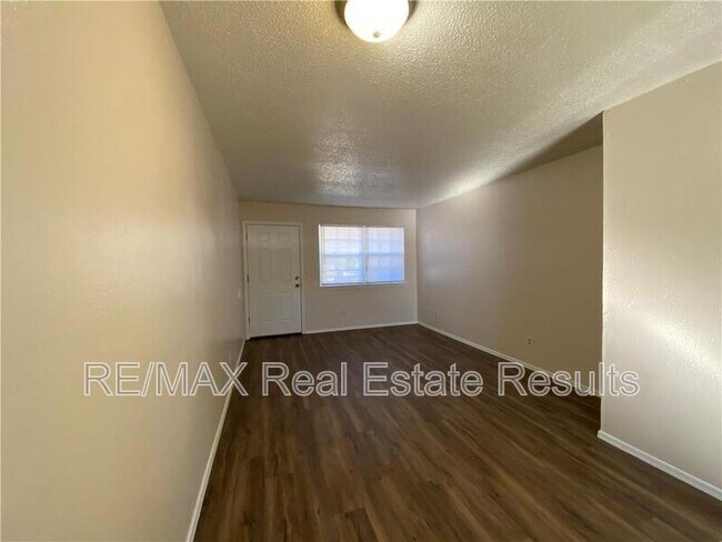 Foto del edificio - 1810 W Twin Springs St