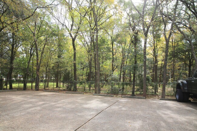 Foto del edificio - 407 Hickory Dr