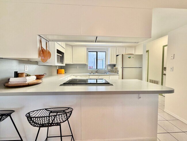 Foto del edificio - Spacious Townhome with 2 Kitchens, Huge Basement & 3 Full Bathrooms - Sandy, UT