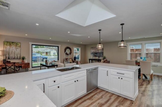Building Photo - Beautiful 4 Bed 2 Bath Home in Prime Campb...