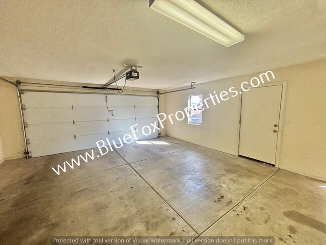 Foto del edificio - 9495 N Winter Wren Ave