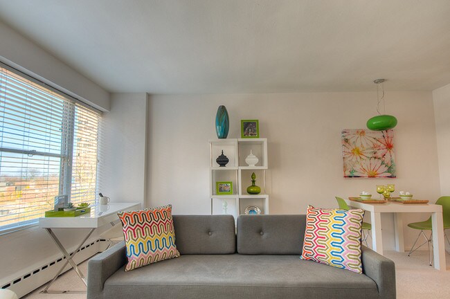 Building Photo - 350 W Oakdale Ave