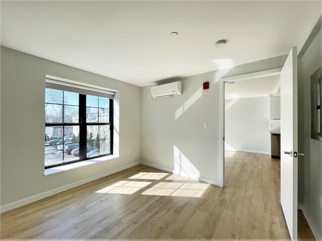 Building Photo - 10 Soden St
