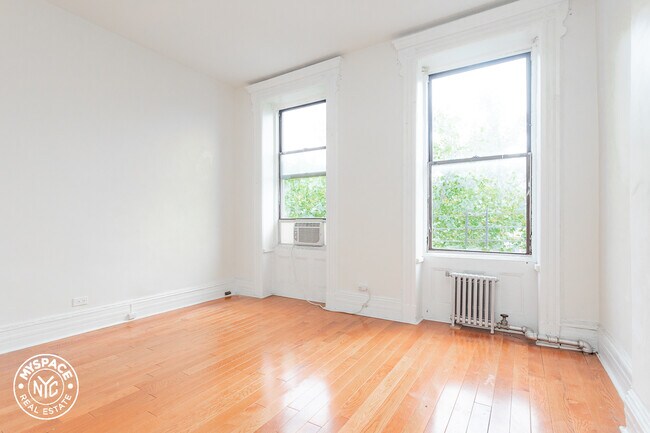 Foto del edificio - 673 Sterling Pl