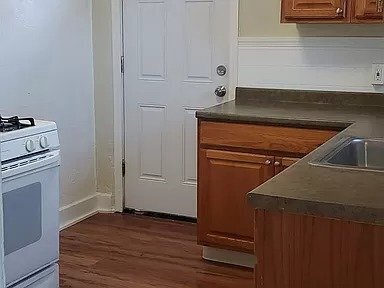 Building Photo - home in this upper unit