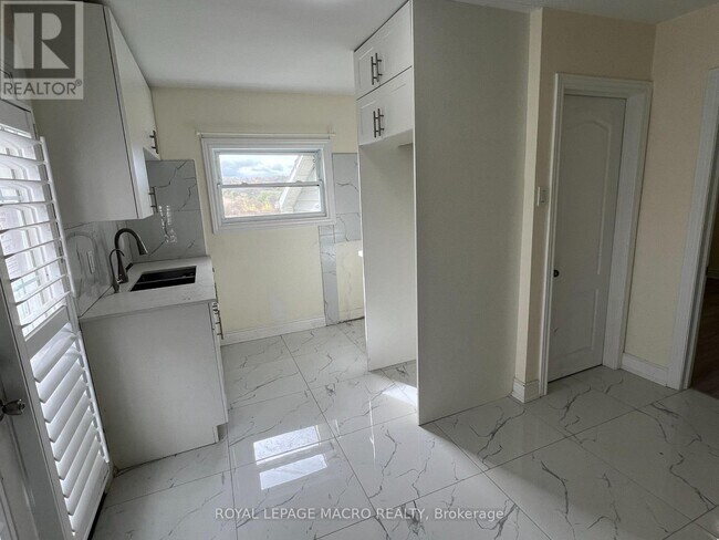 Building Photo - 1032 Mud St E