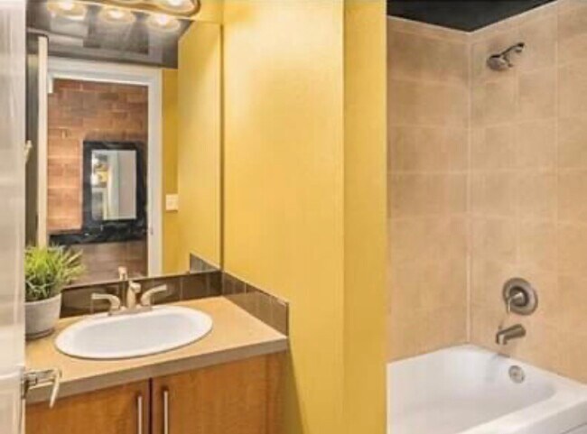 Full-sized bathroom too! - 905 Cherry St