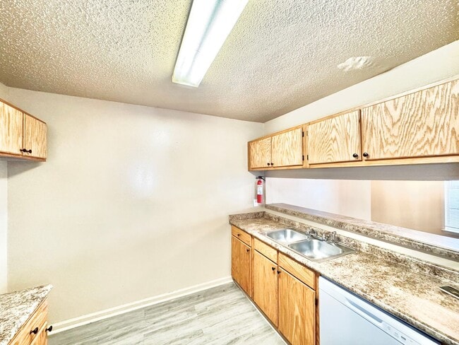 Building Photo - Three Bedroom Apartment with Spacious Dining and Living Area
